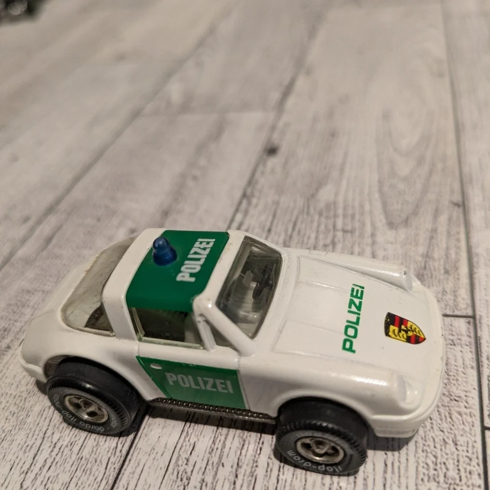 White and Green Polizei Friccion Toy Car